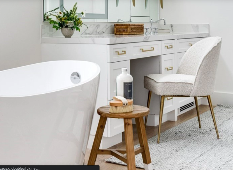 La grande baignoire de la salle de bain