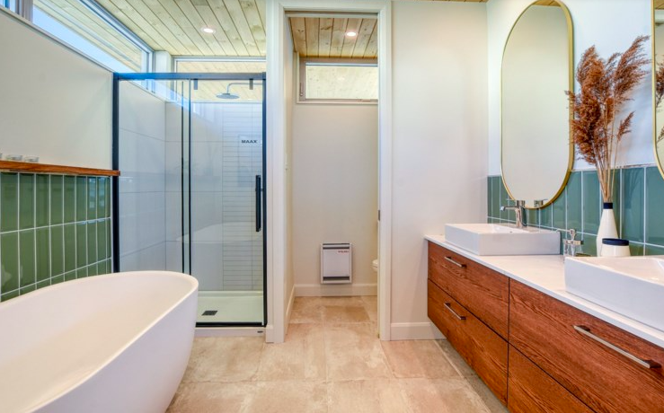 The bathroom with its glass shower