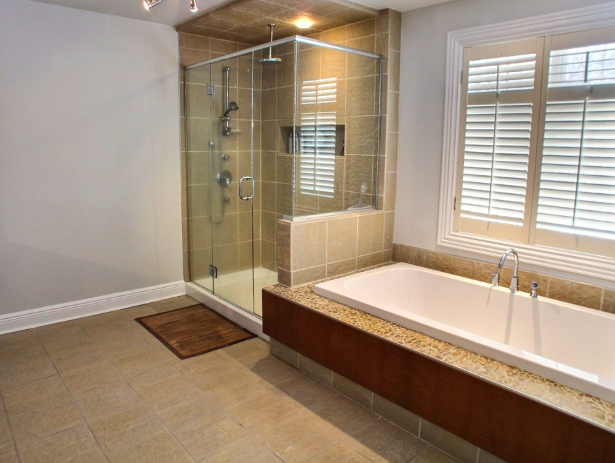 La salle de bain et sa douche vitrée