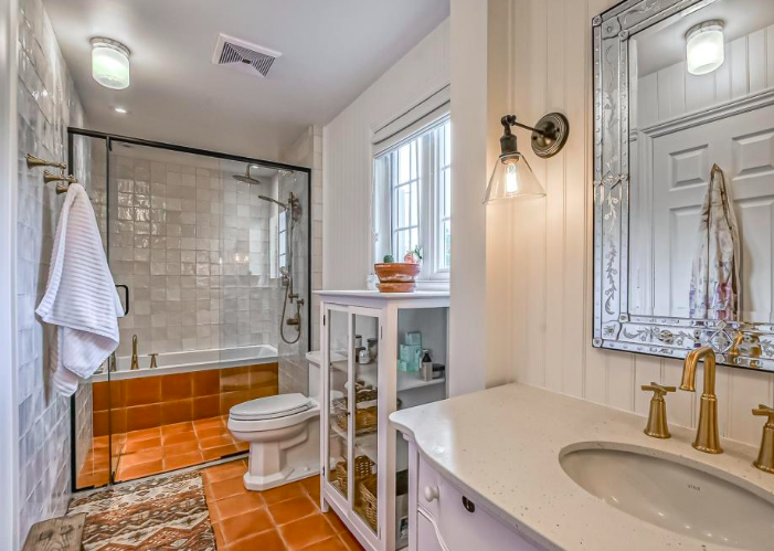 La douche et le bain dans une pièce