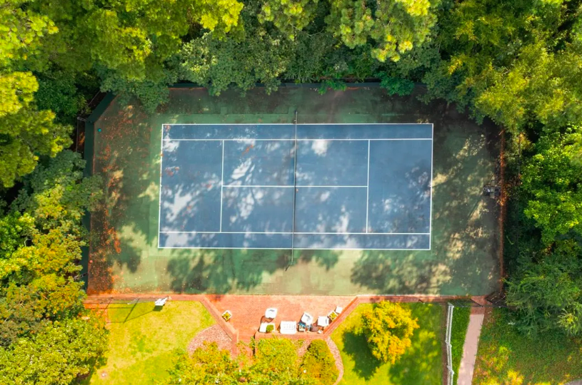 Le terrain de tennis