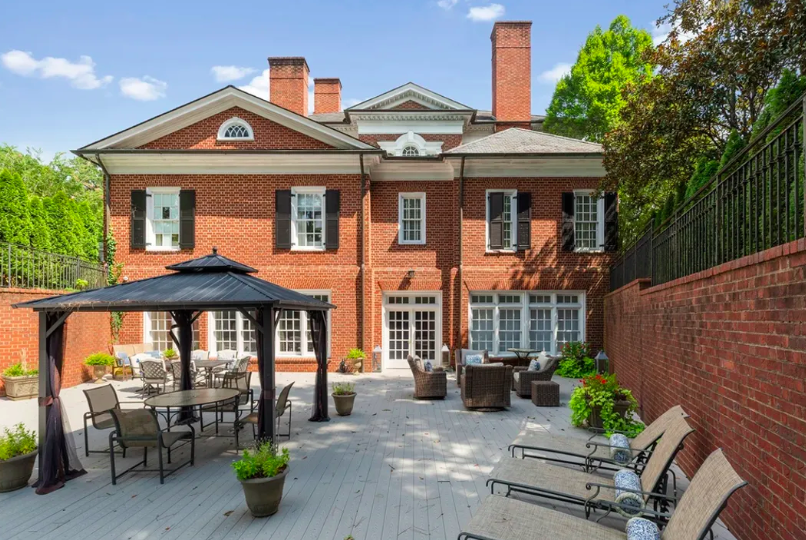 La grande terrasse arrière