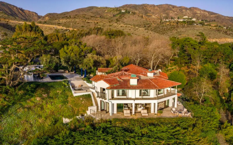 The residence and its surroundings