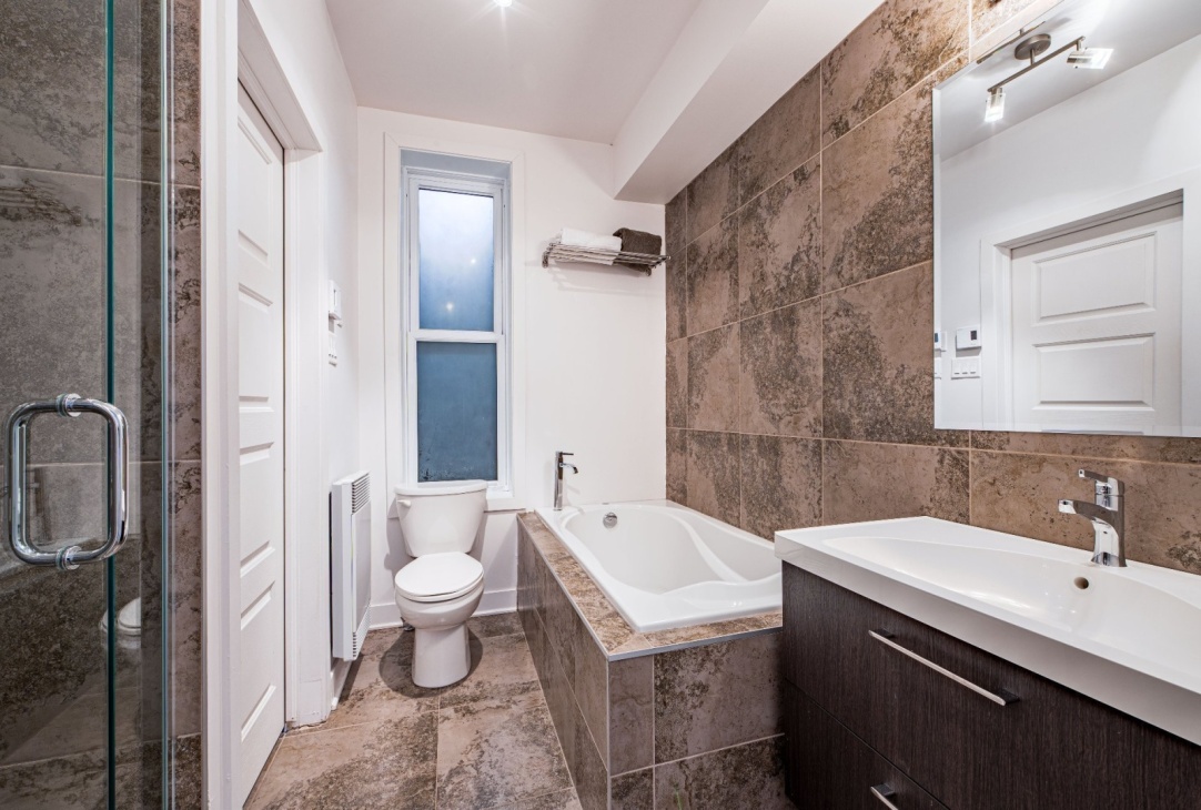 Master bedroom ensuite bathroom