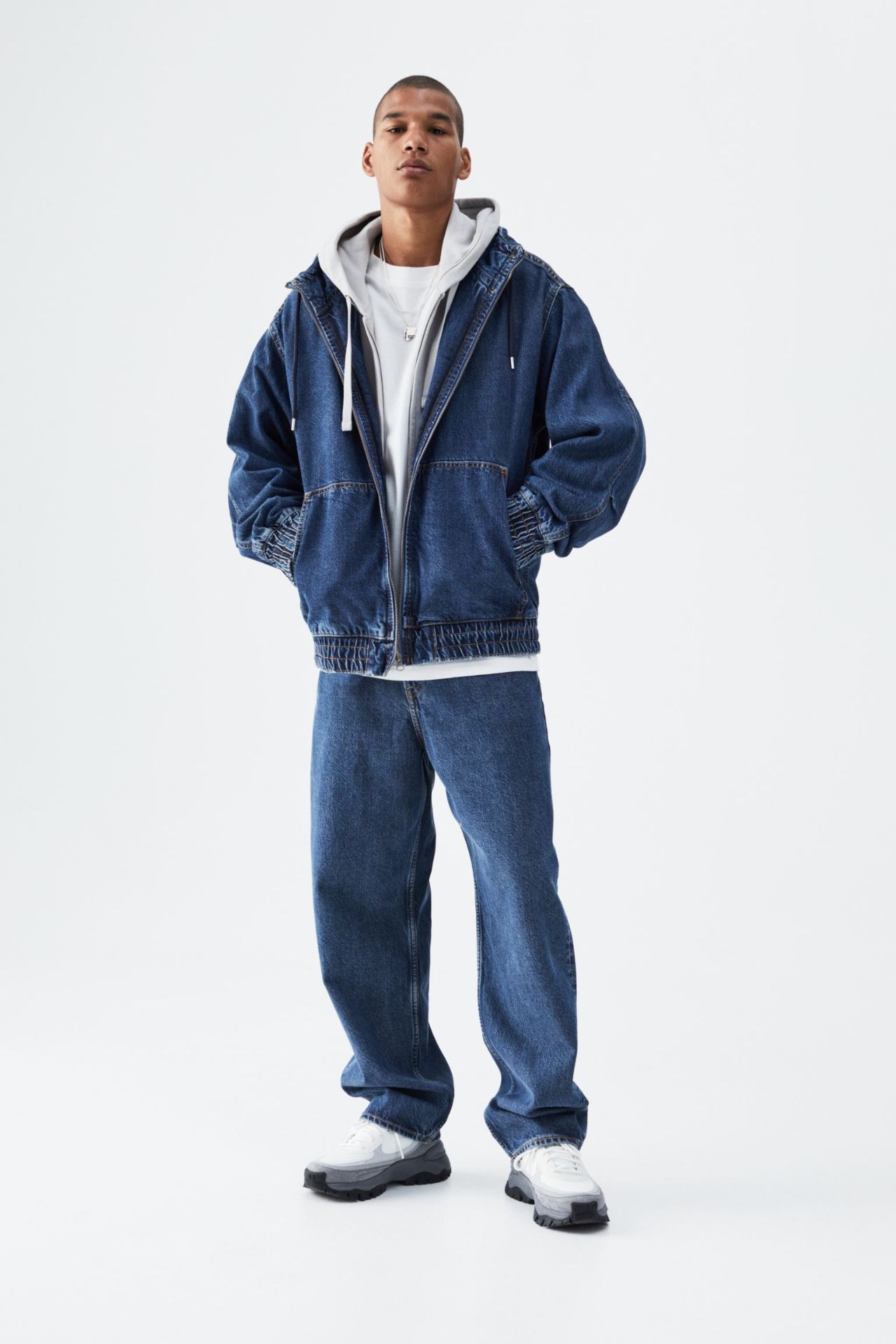Loose-fitting jeans