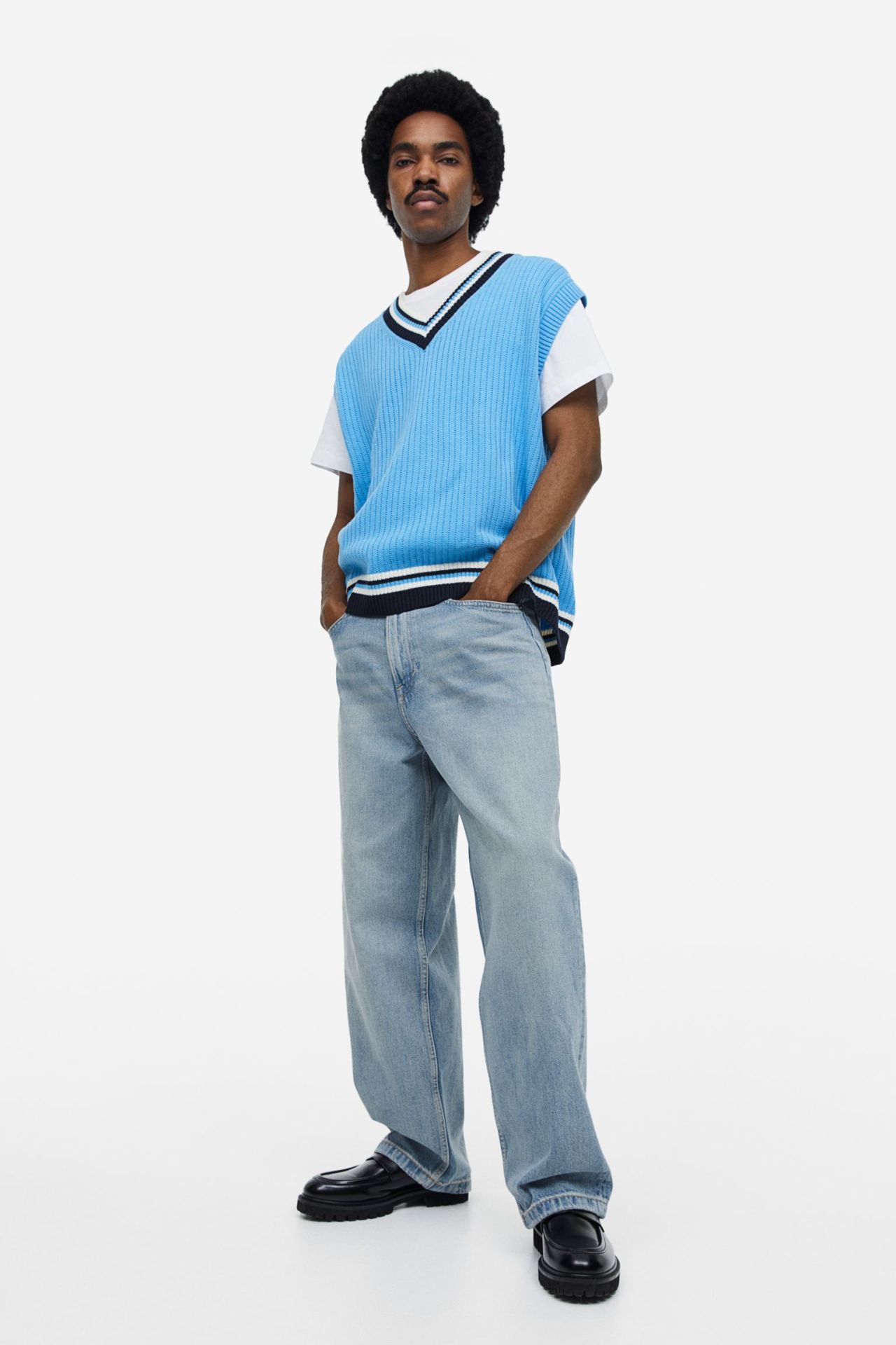 Loose-fitting jeans